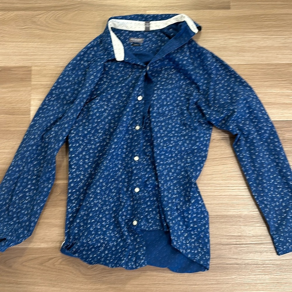 Van Heusen (Never tuck) button down. Slim fit. L 16 - 16 1/2. Blue/White.